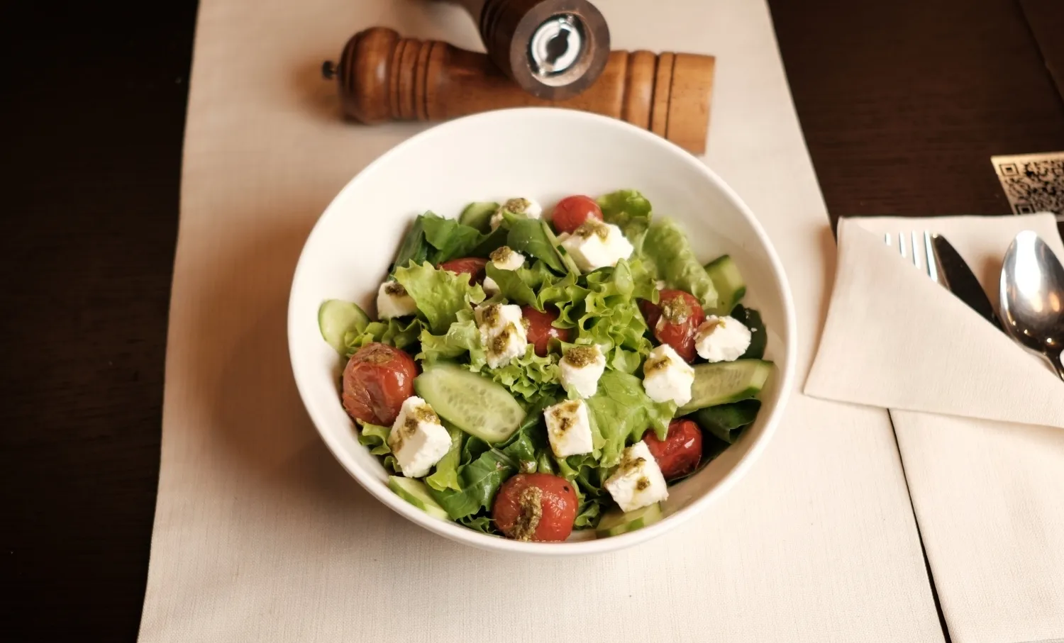 Beyaz peynirli salata